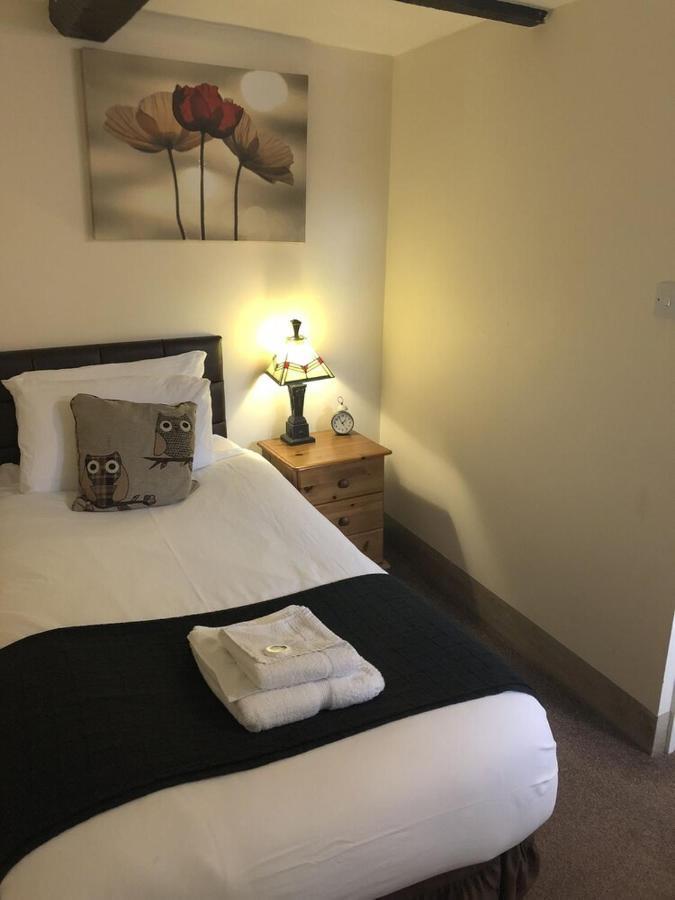 White Lion Hotel Yate Bagian luar foto