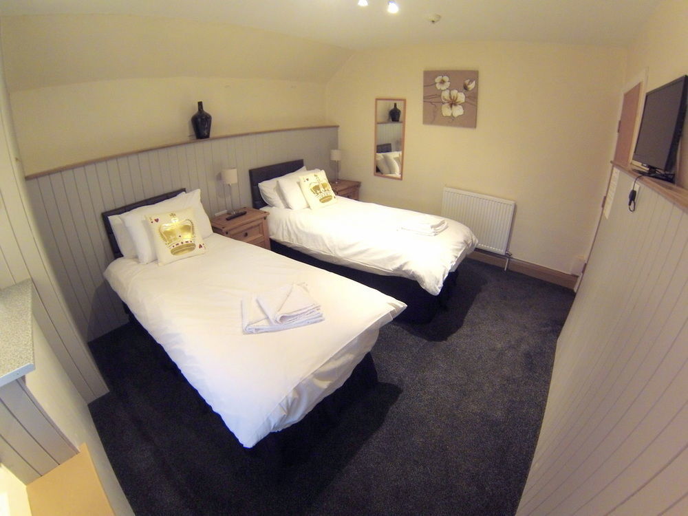 White Lion Hotel Yate Bagian luar foto