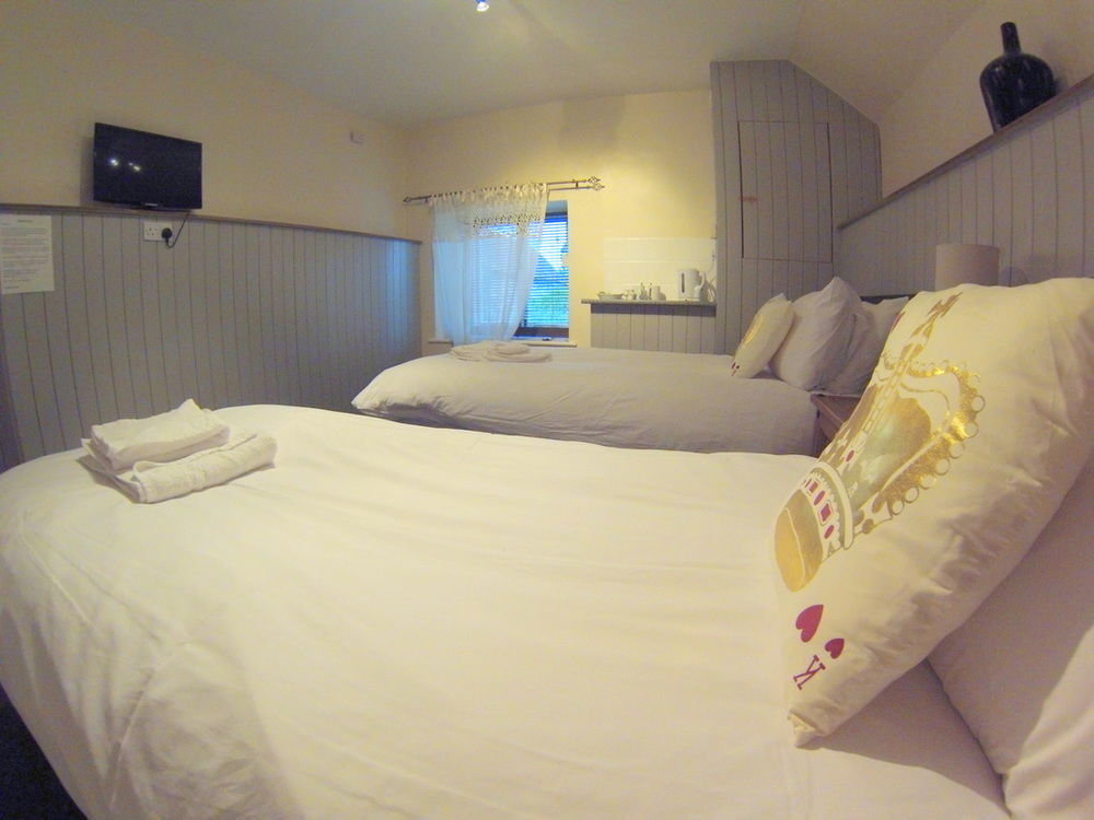 White Lion Hotel Yate Bagian luar foto