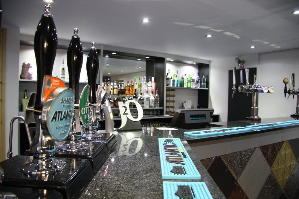 White Lion Hotel Yate Bagian luar foto