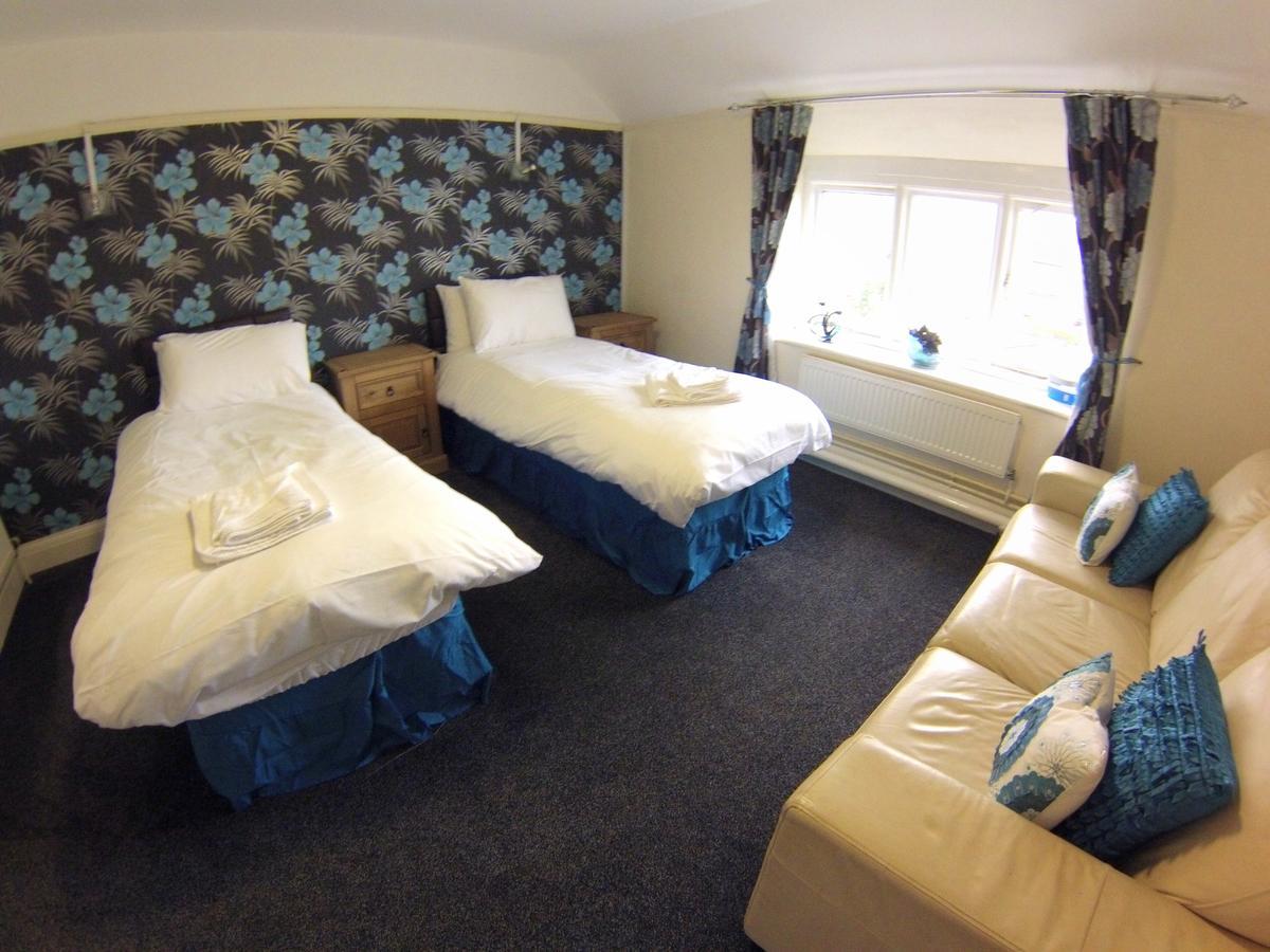 White Lion Hotel Yate Bagian luar foto