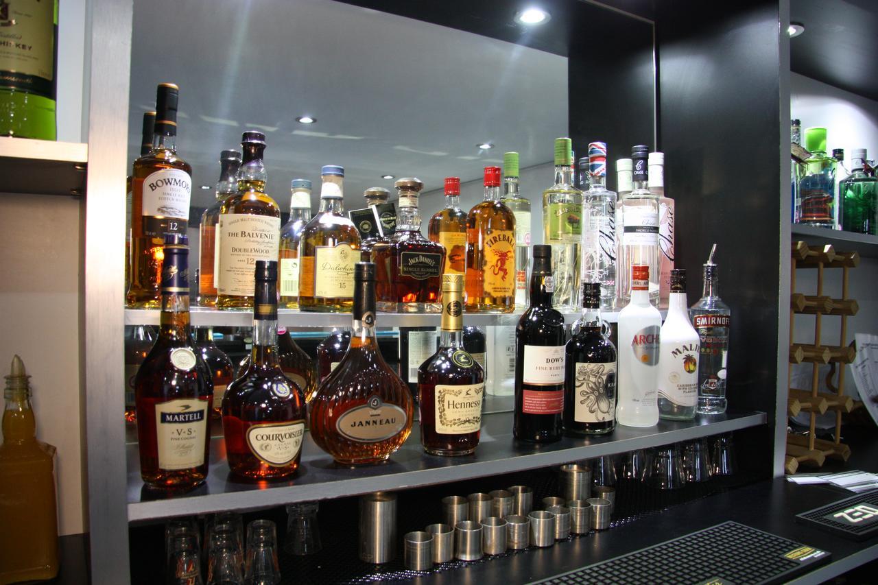 White Lion Hotel Yate Bagian luar foto