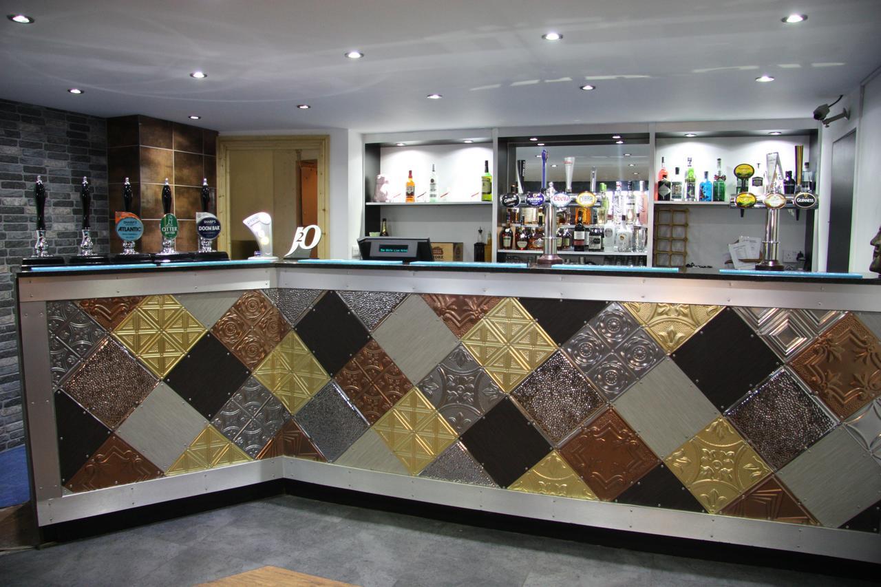 White Lion Hotel Yate Bagian luar foto
