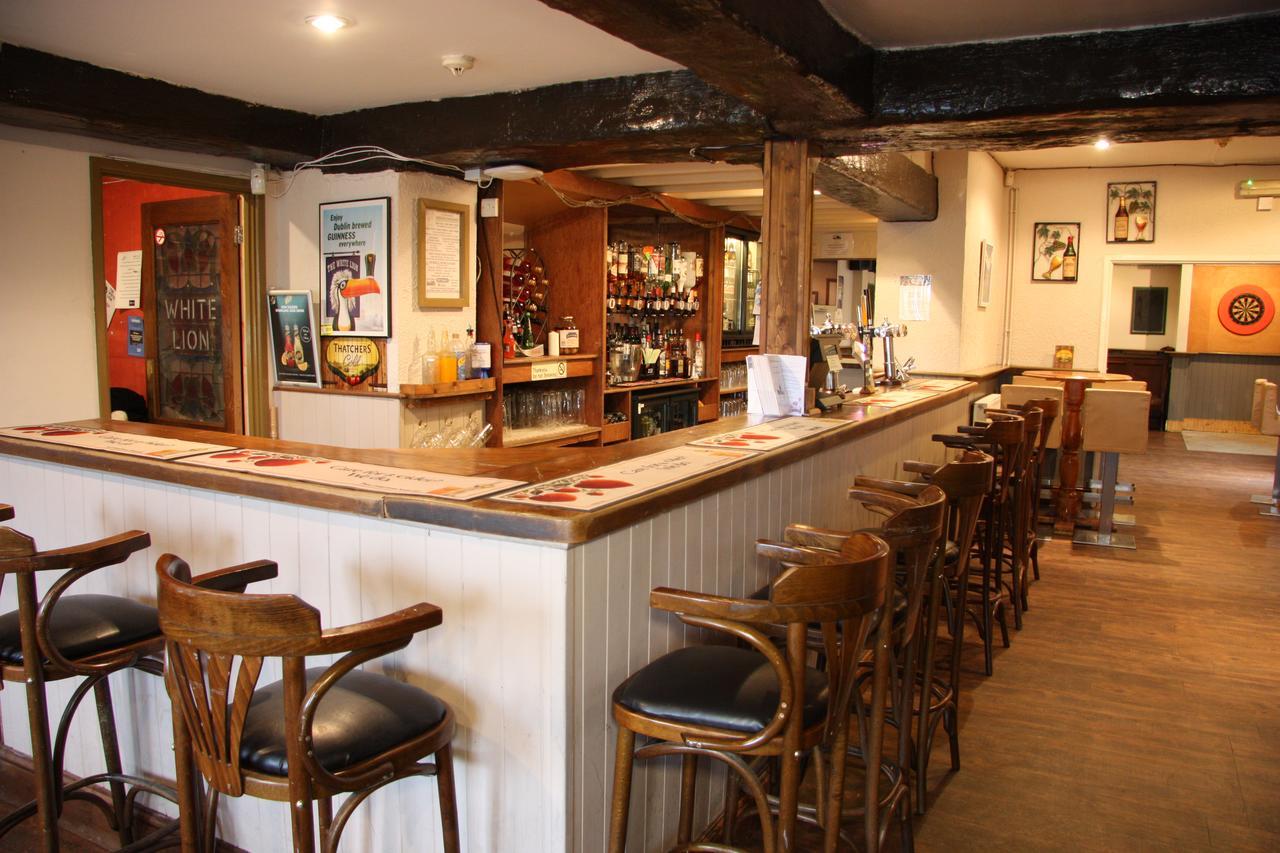 White Lion Hotel Yate Bagian luar foto