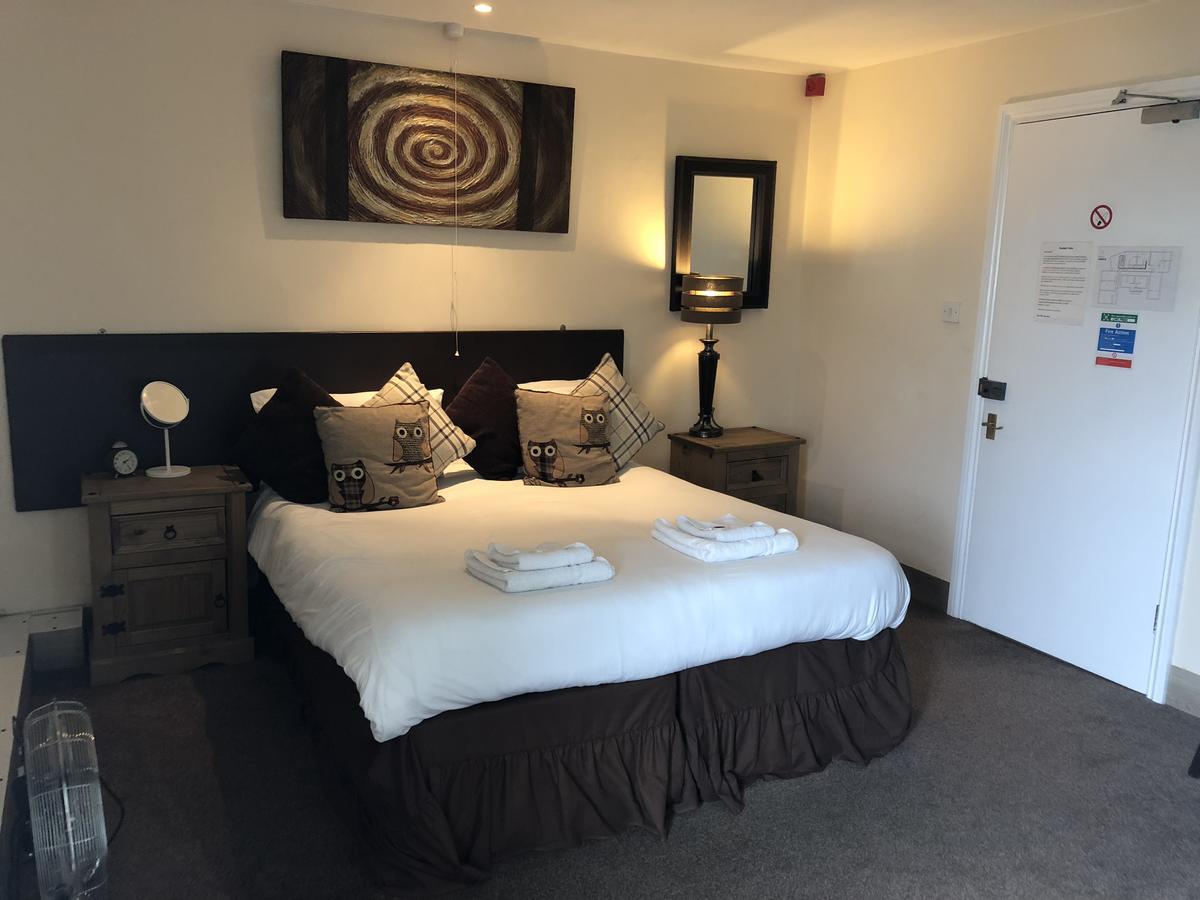 White Lion Hotel Yate Bagian luar foto