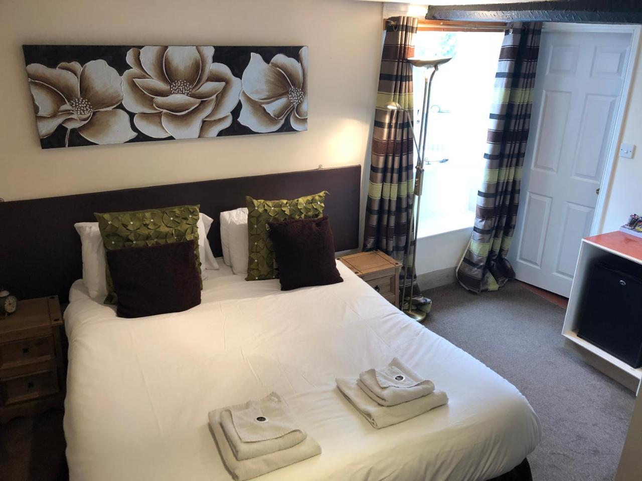 White Lion Hotel Yate Bagian luar foto