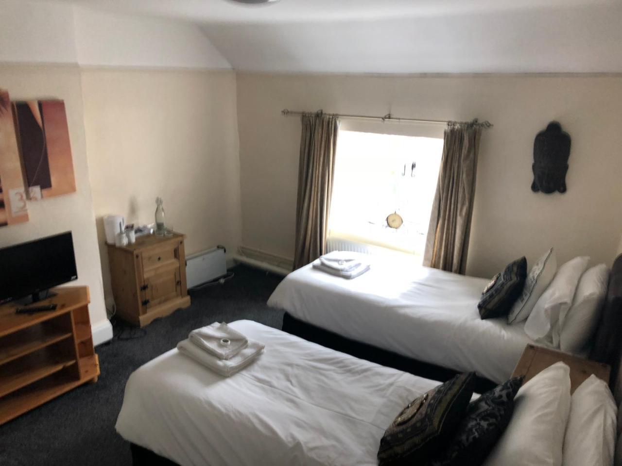 White Lion Hotel Yate Bagian luar foto