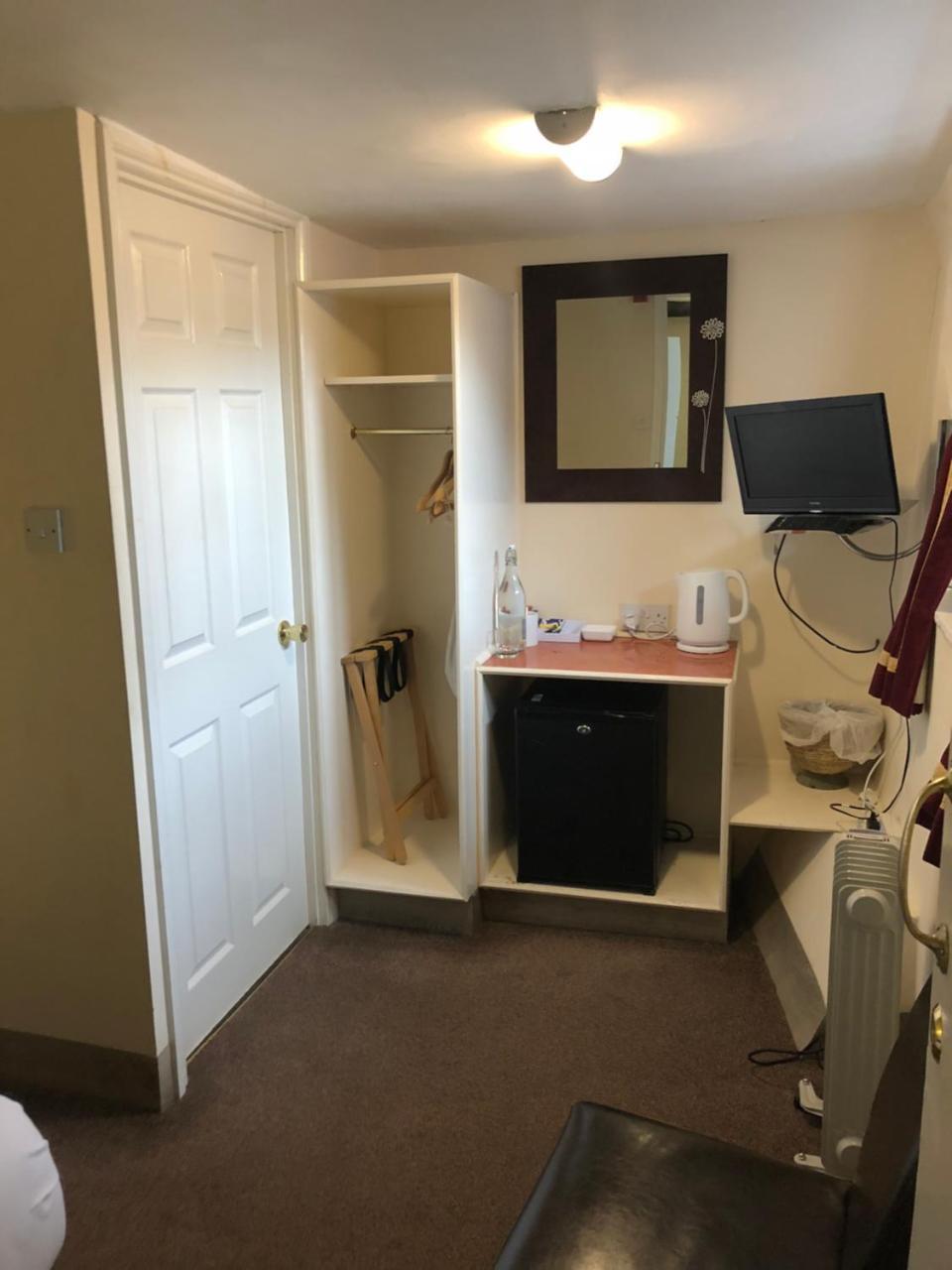White Lion Hotel Yate Bagian luar foto
