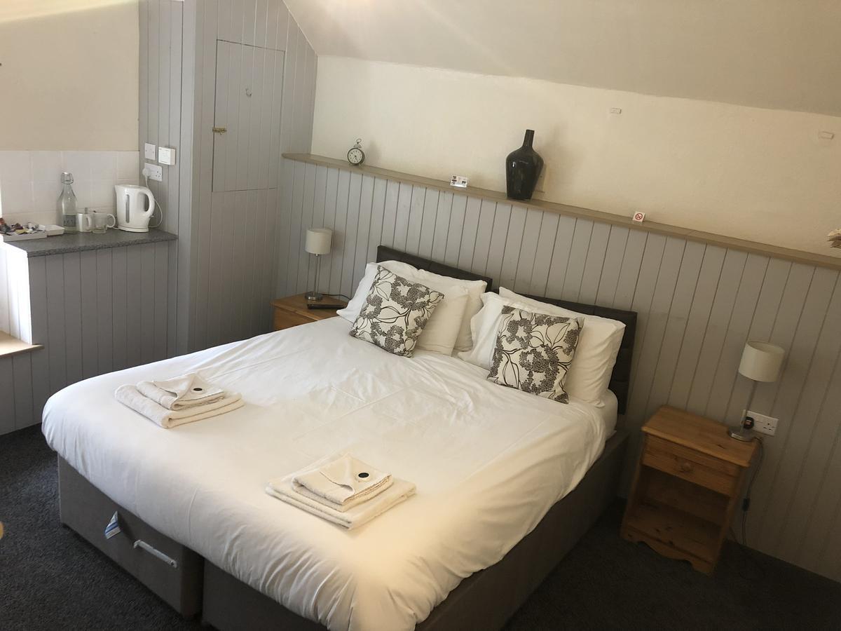 White Lion Hotel Yate Bagian luar foto