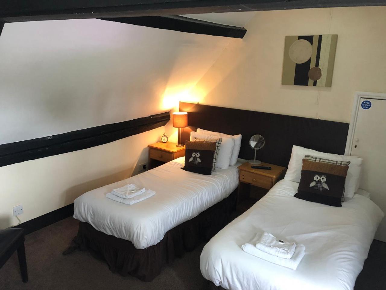White Lion Hotel Yate Bagian luar foto