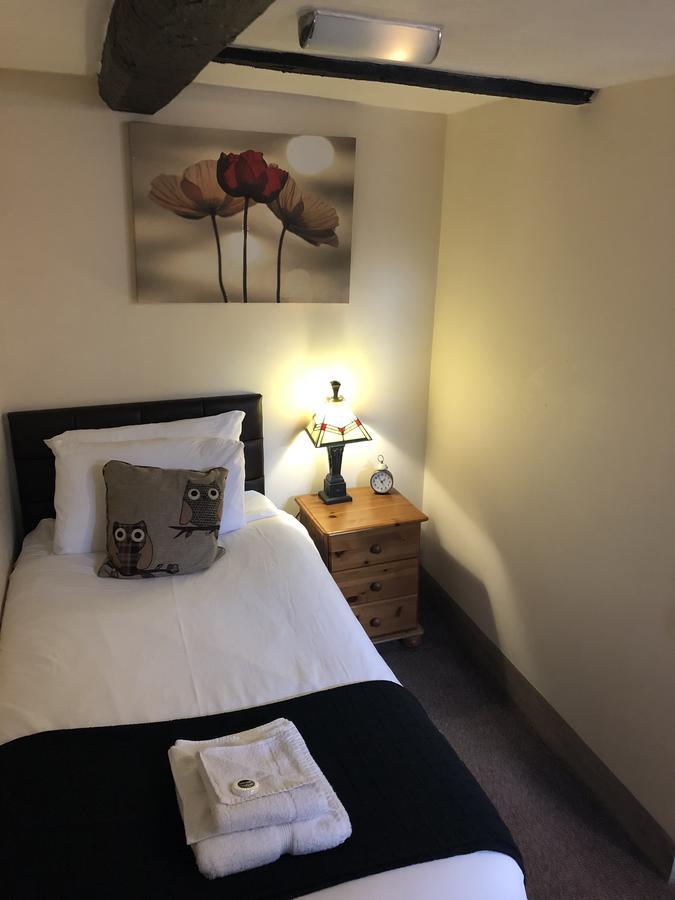 White Lion Hotel Yate Bagian luar foto